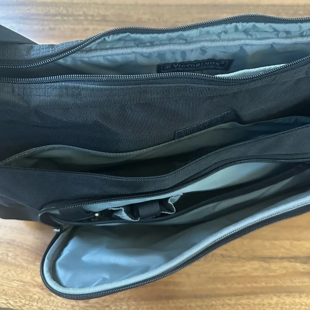 Victorinox Swiss Army Expandable Crossbody Messenger Bag Black Adjustable Strap